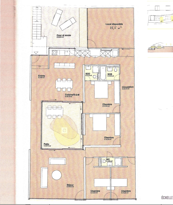 Grundriss einer Wohneinheit mit Innenhof und mehreren Zimmern