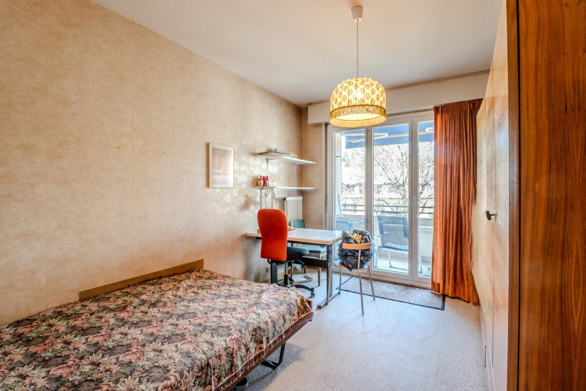 Kleines Schlafzimmer mit Balkonzugang