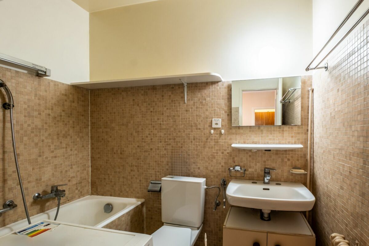 Kleines Badezimmer mit Badewanne und Waschbecken