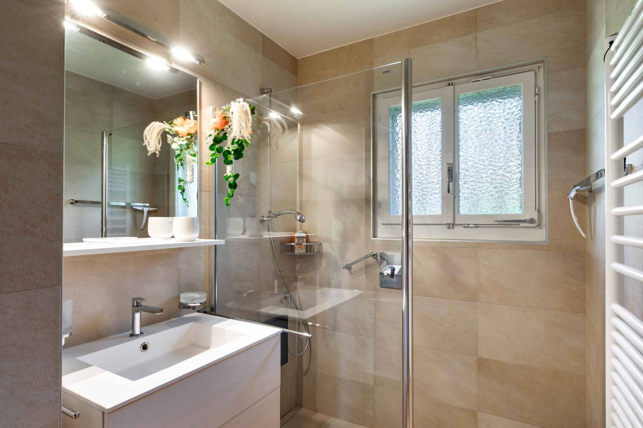 Modernes Badezimmer mit begehbarer Dusche und Fenster