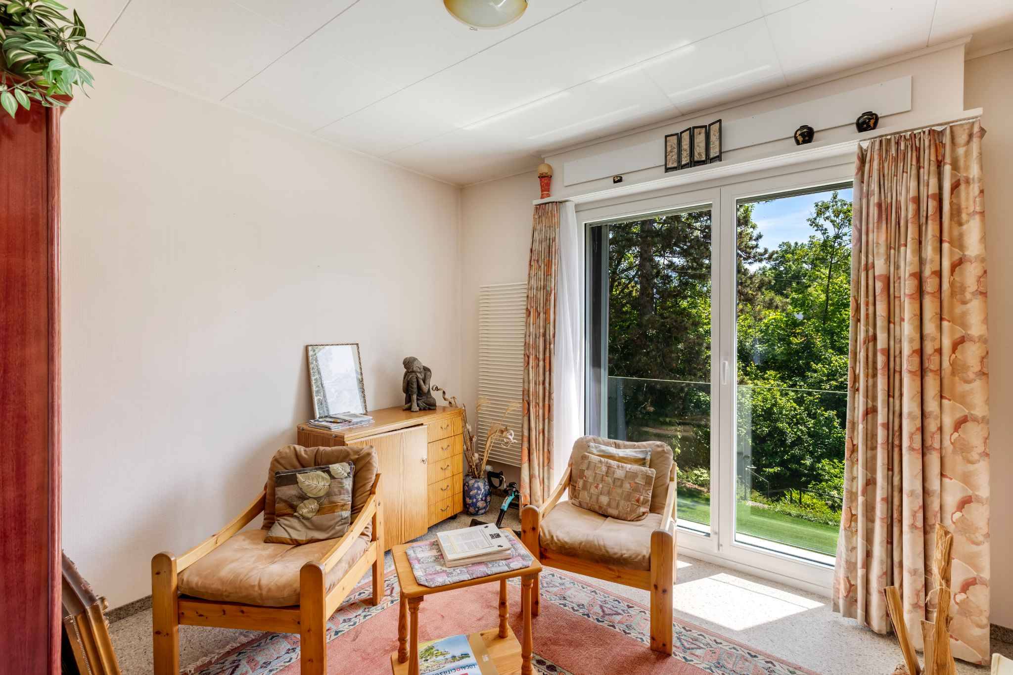 Helles Wohnzimmer mit Balkonblick