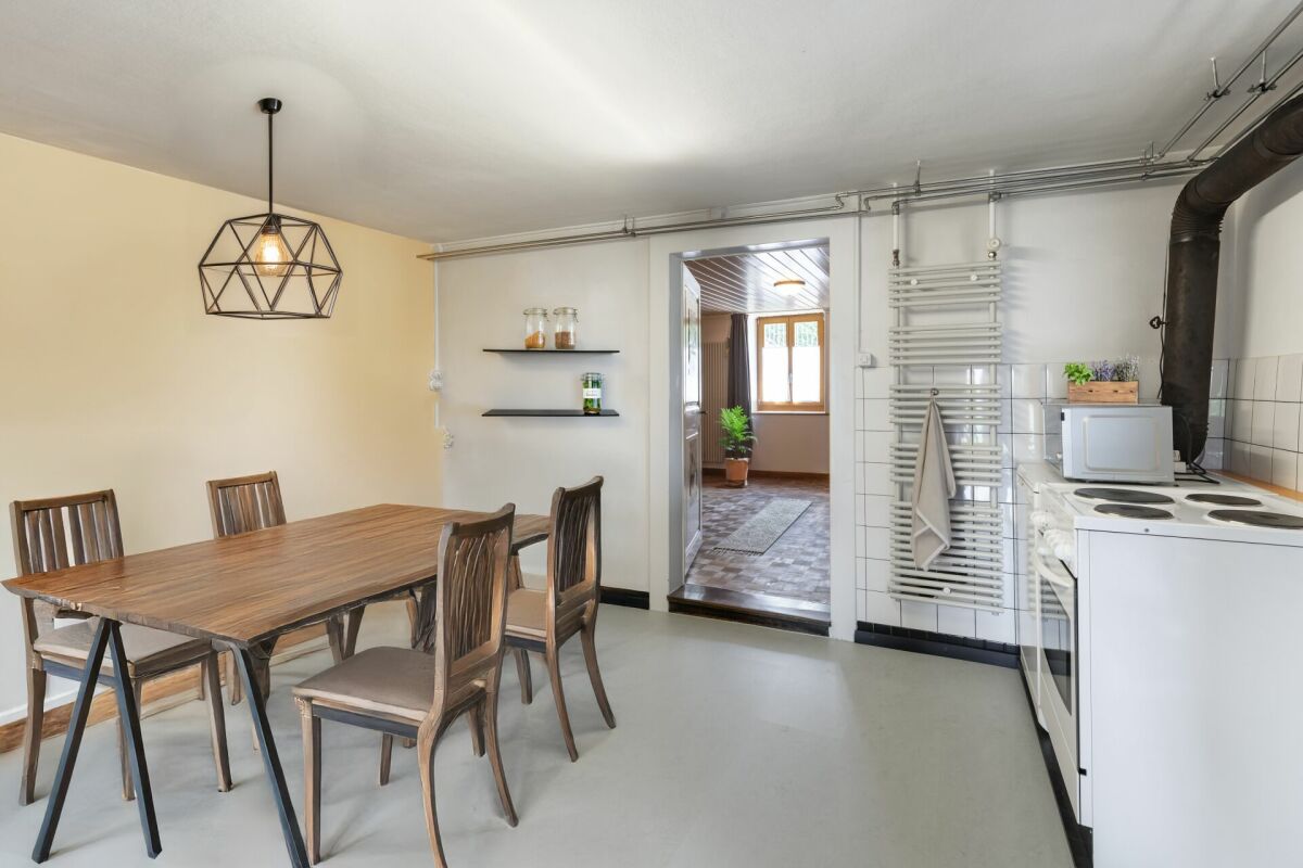 Esszimmer mit angrenzender Küche