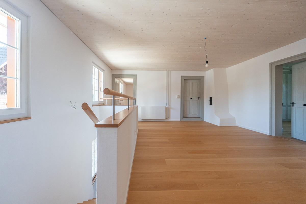 Heller leerer Wohnraum mit Galerie und Treppenöffnung