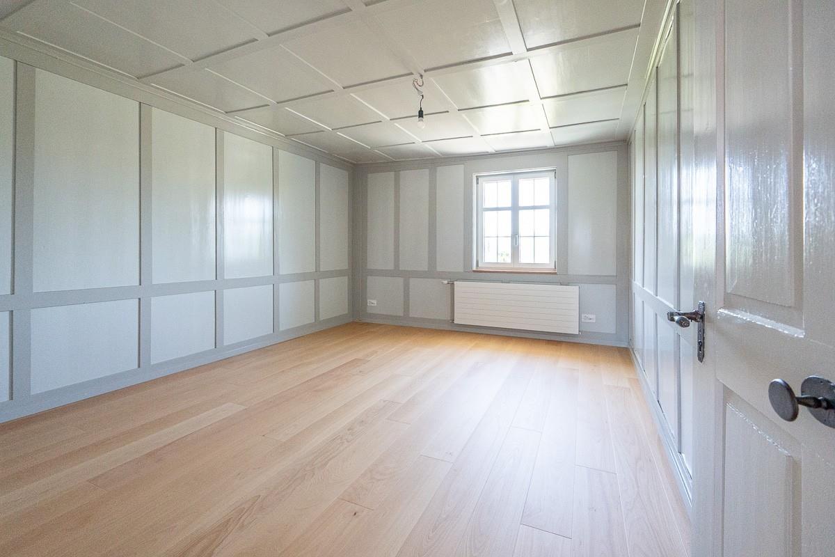Heller leerer Raum mit Holzfußboden