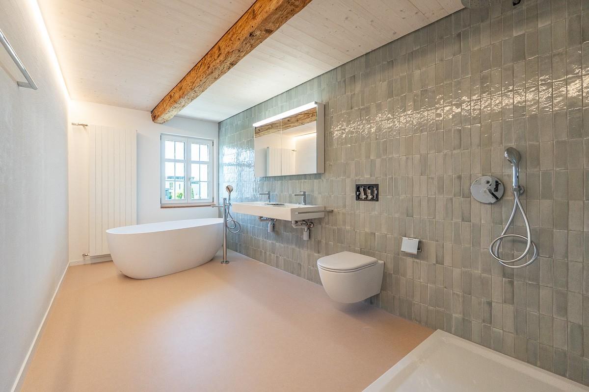 Modernes Badezimmer mit freistehender Wanne und Holzdecke