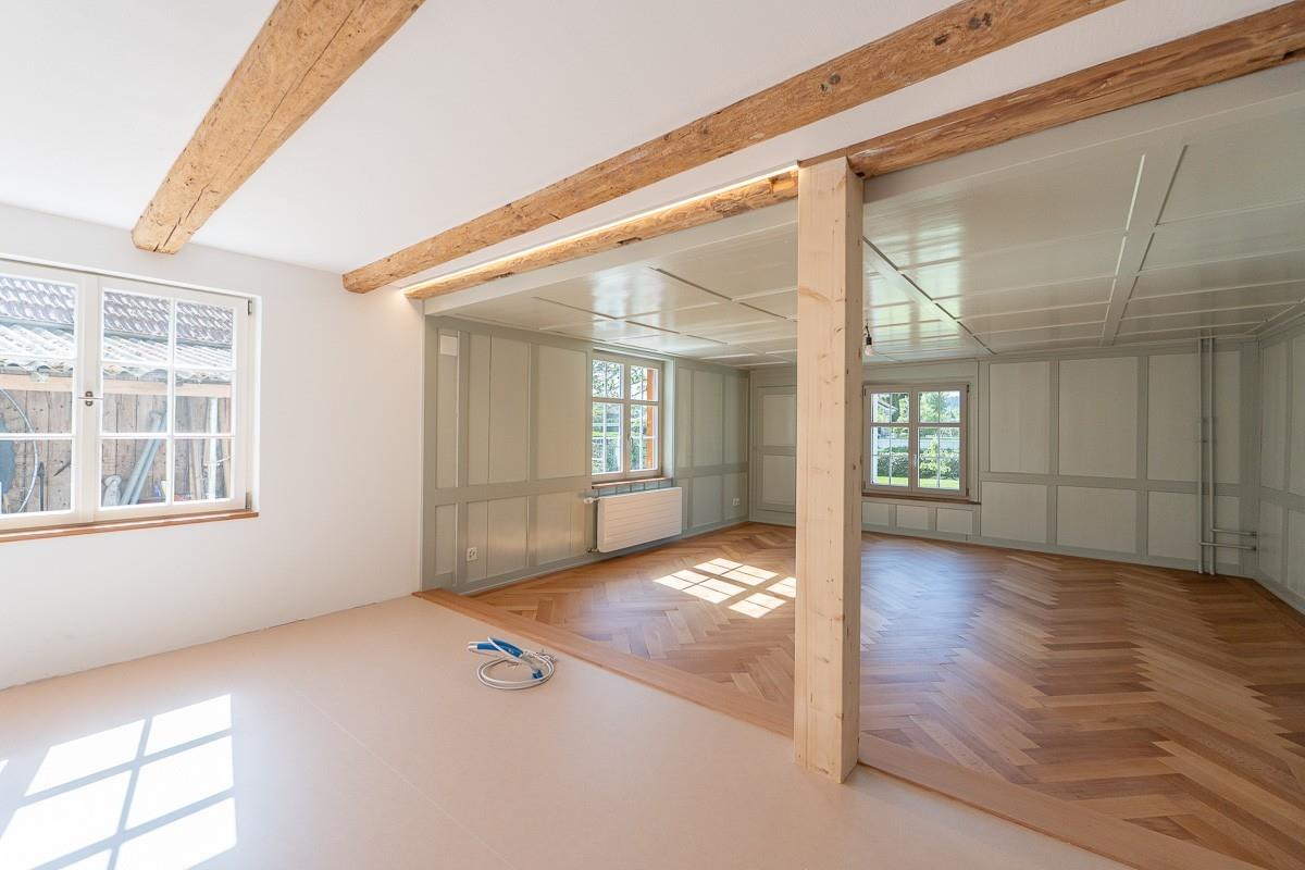 Heller Wohnraum mit sichtbaren Holzbalken