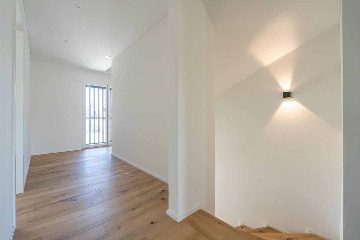 Modernes Treppenhaus mit Holzboden