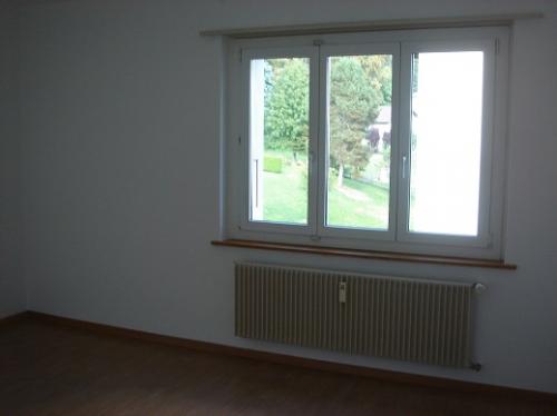Leerer Raum mit Fenster und Heizkörper