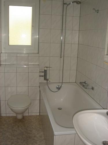 Kleines Badezimmer mit Badewanne und WC