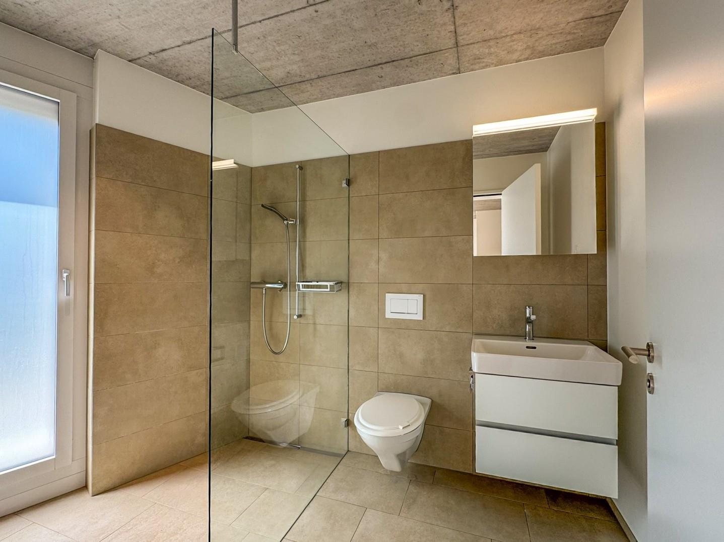 Modernes Bad mit bodengleicher Dusche und Wand-WC