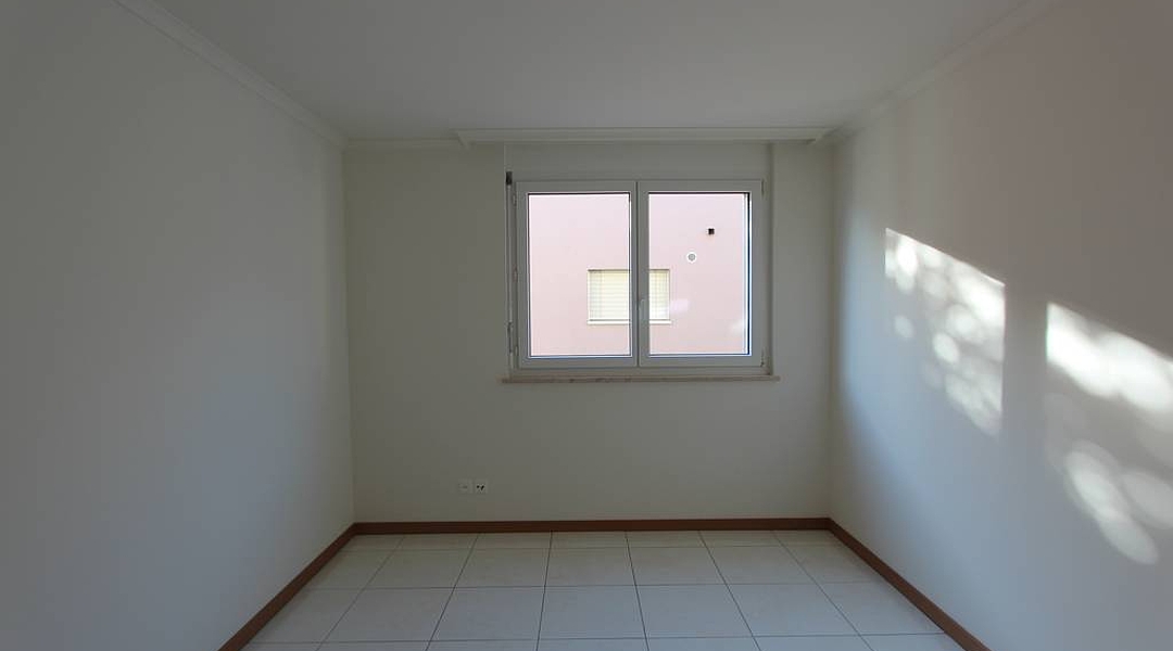 Leerer heller Raum mit Fliesenboden und Fenster