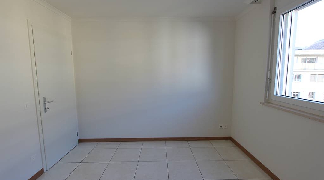 Leerer heller Raum mit Fenster und Tür