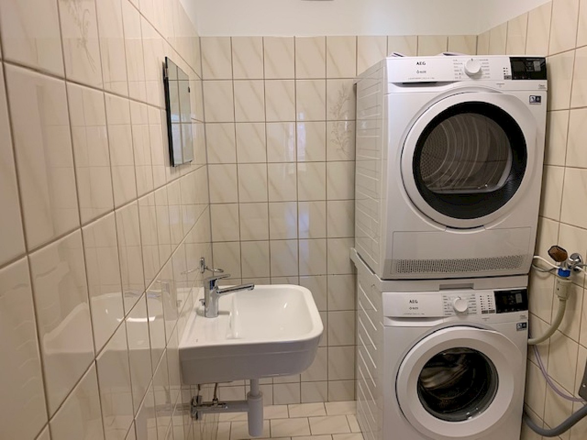 Hauswirtschaftsraum mit Waschmaschine und Trockner