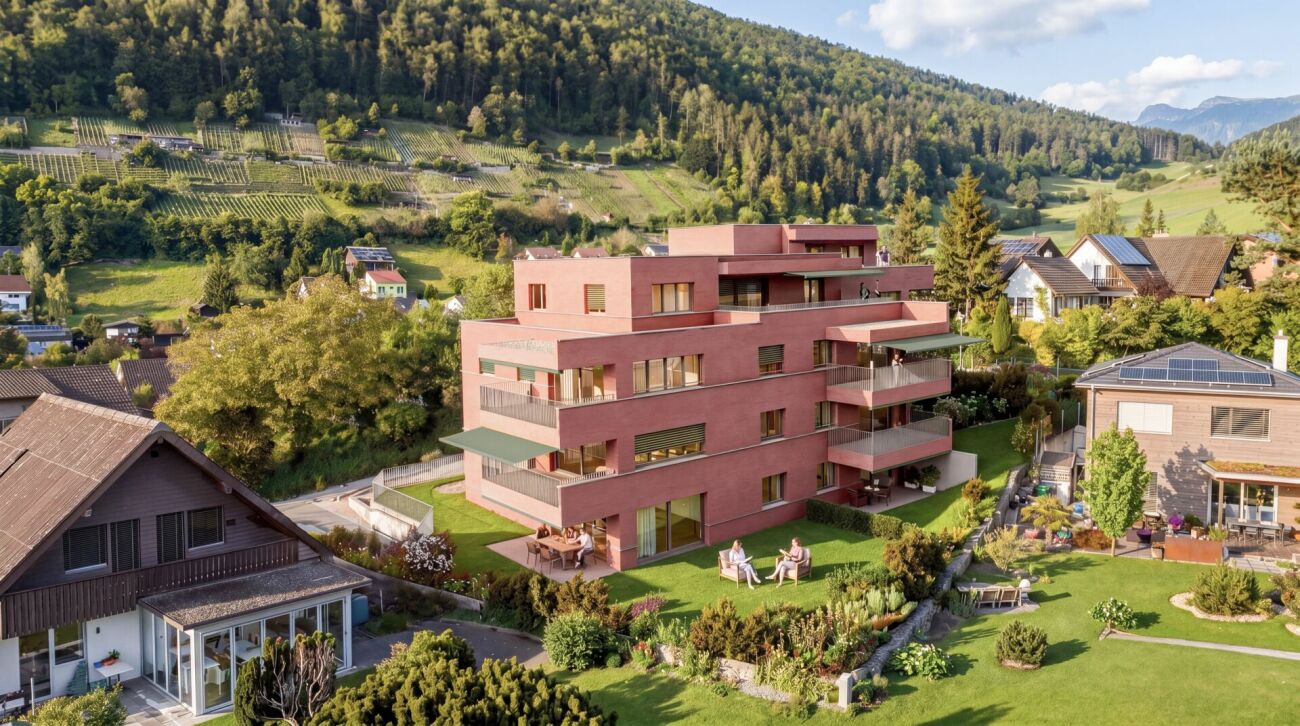 Modernes Mehrfamilienhaus in grüner Hanglage