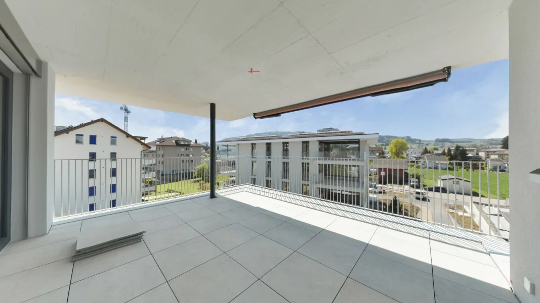 Überdachte Balkonterrasse mit Ausblick