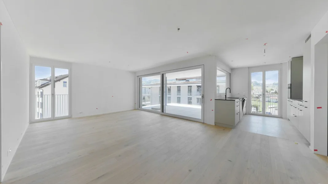 Offener Wohnbereich mit großer Verglasung und Balkon