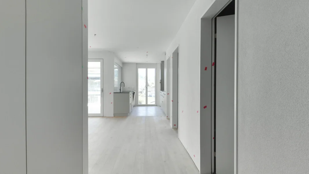Heller Flur mit offener Küche im Neubau