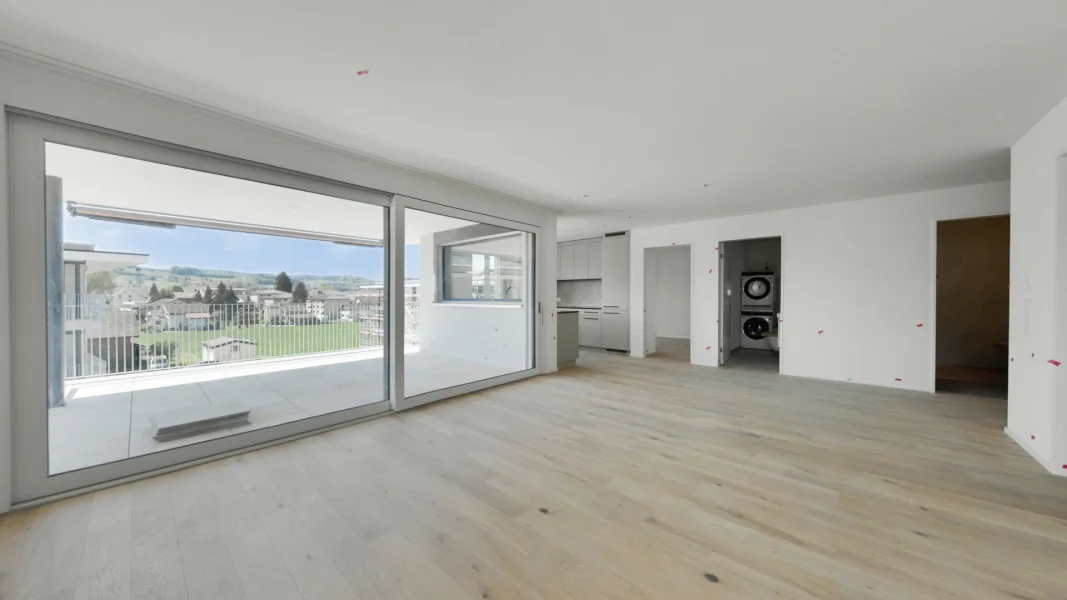 Offener Wohnbereich mit Balkon und teiloffener Küche
