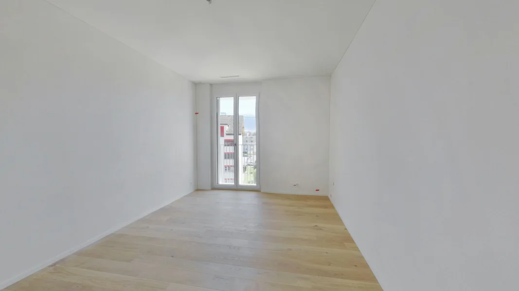 Leerer, heller Raum mit Balkonfenster