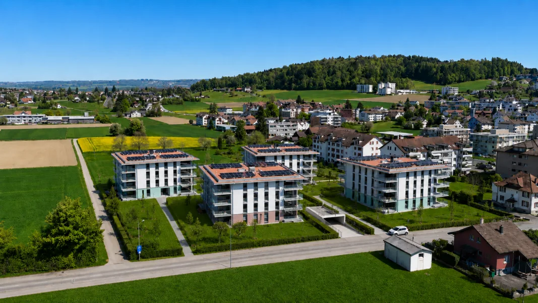 Luftaufnahme eines modernen Wohnquartiers mit Mehrfamilienhäusern