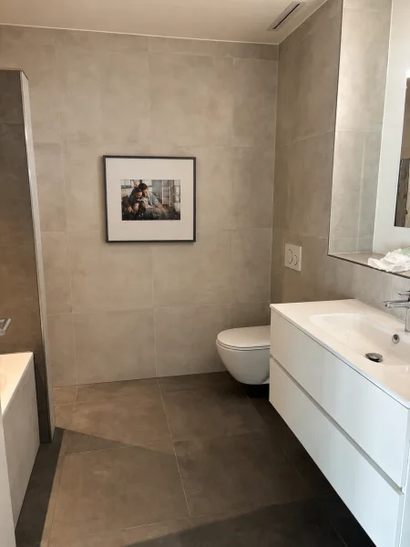 Modernes Badezimmer mit Waschtisch und WC