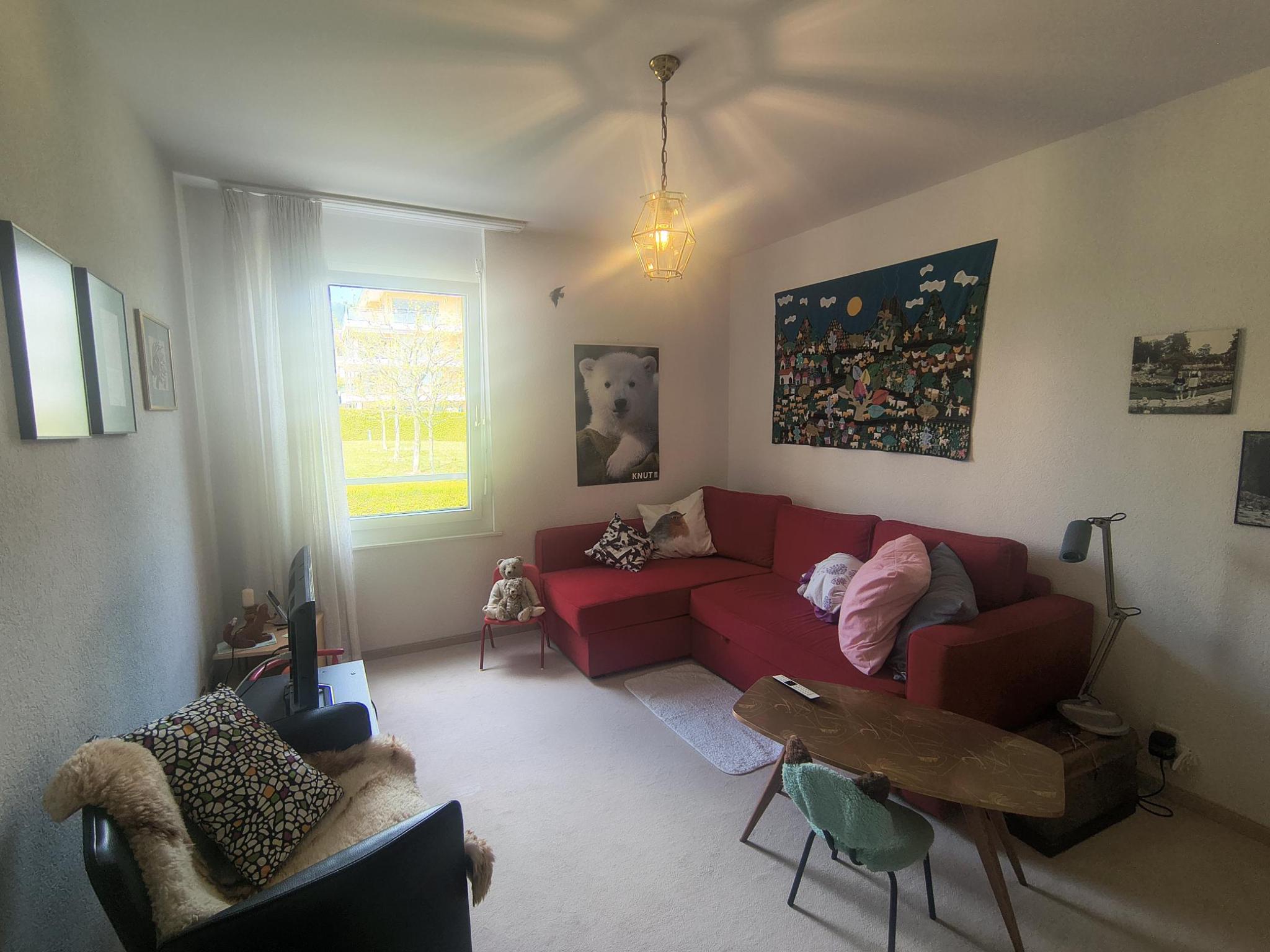 Wohnzimmer mit rotem Ecksofa