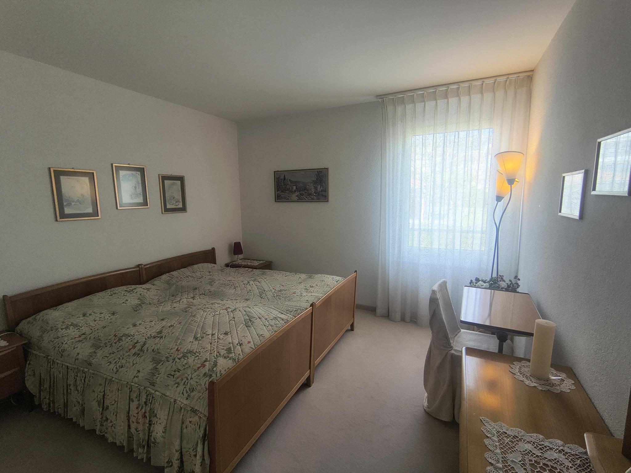 Schlichtes Schlafzimmer mit Tageslicht