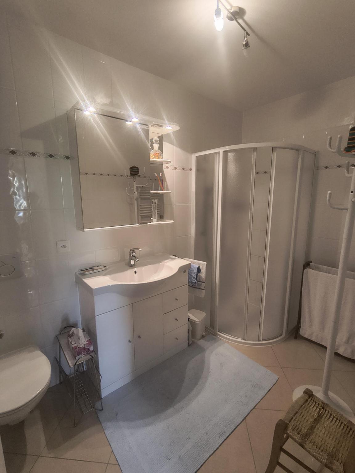 Modernes Badezimmer mit Dusche und Waschplatz