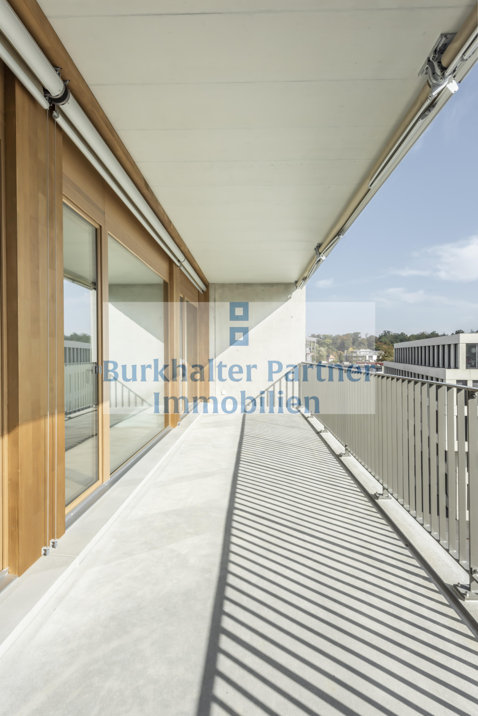 Sonniger Balkon mit Glasfront und Holzrahmen