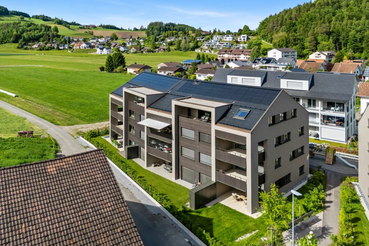 Wohnanlage mit Solardach im Grünen