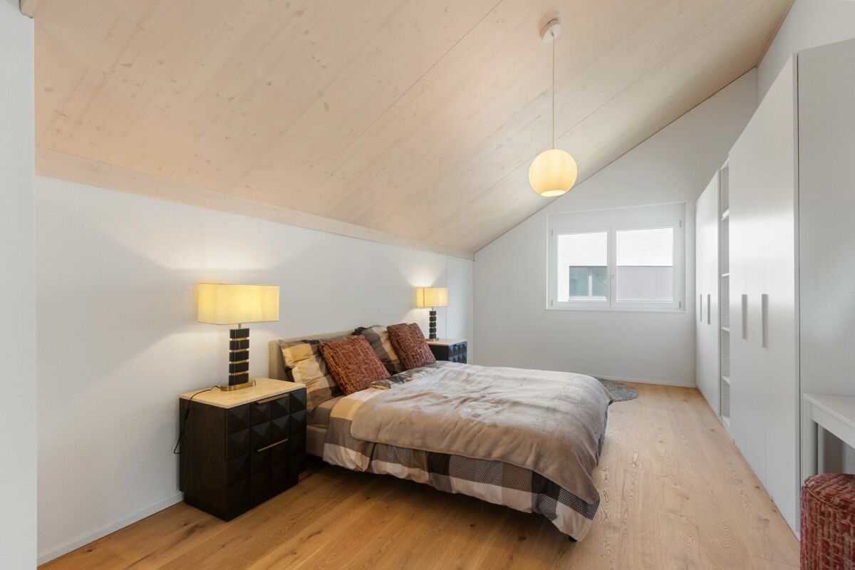 Modernes Schlafzimmer mit Dachschräge