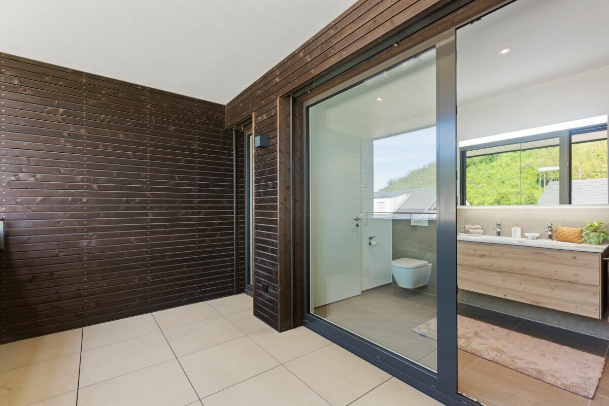 Badezimmer mit angrenzender Terrasse