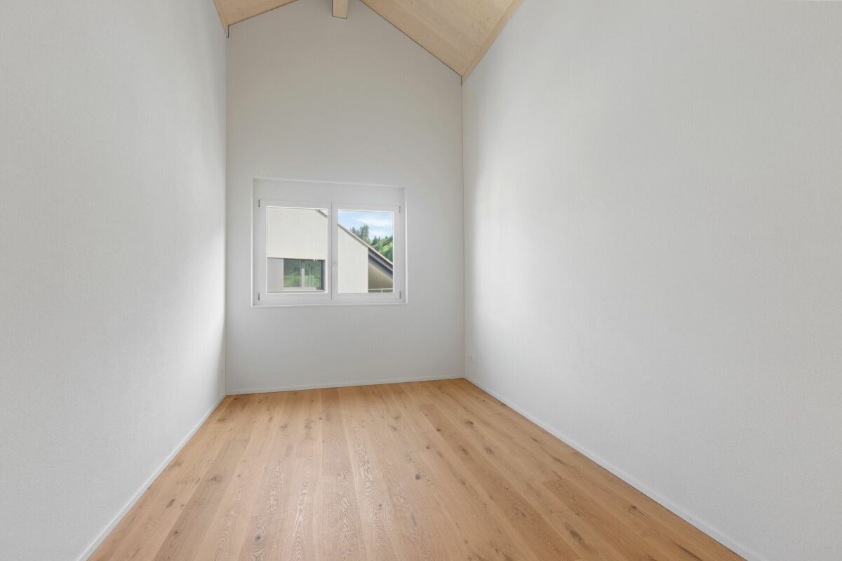 Leerer Raum mit Dachschräge und Fenster