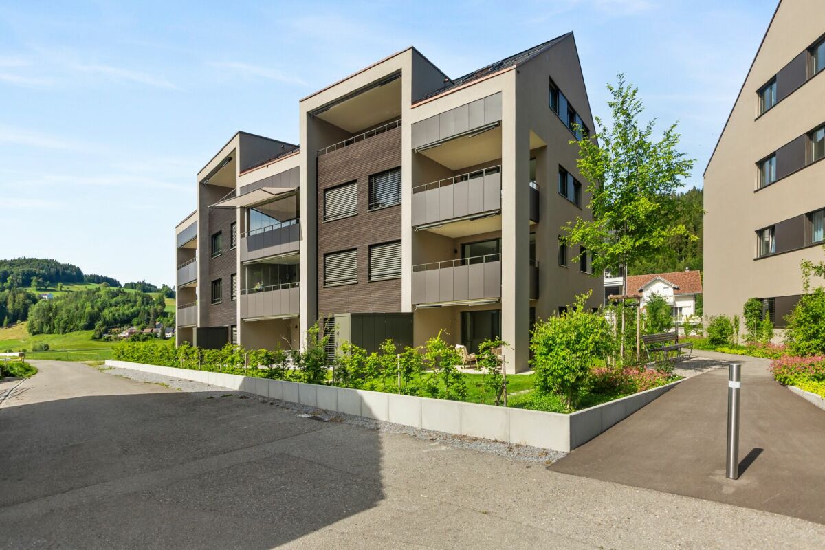 Modernes Mehrfamilienhaus mit Balkonen