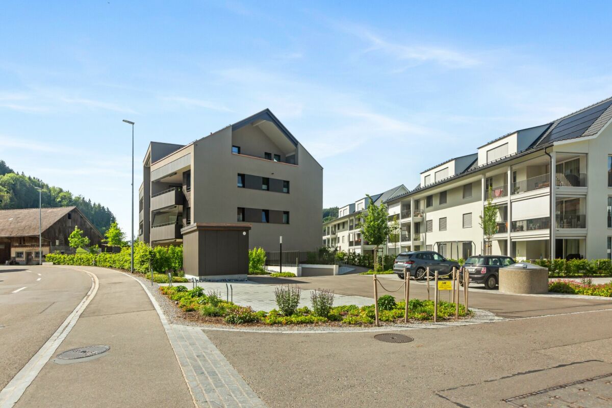 Moderne Wohnanlage mit Mehrfamilienhäusern und Straße