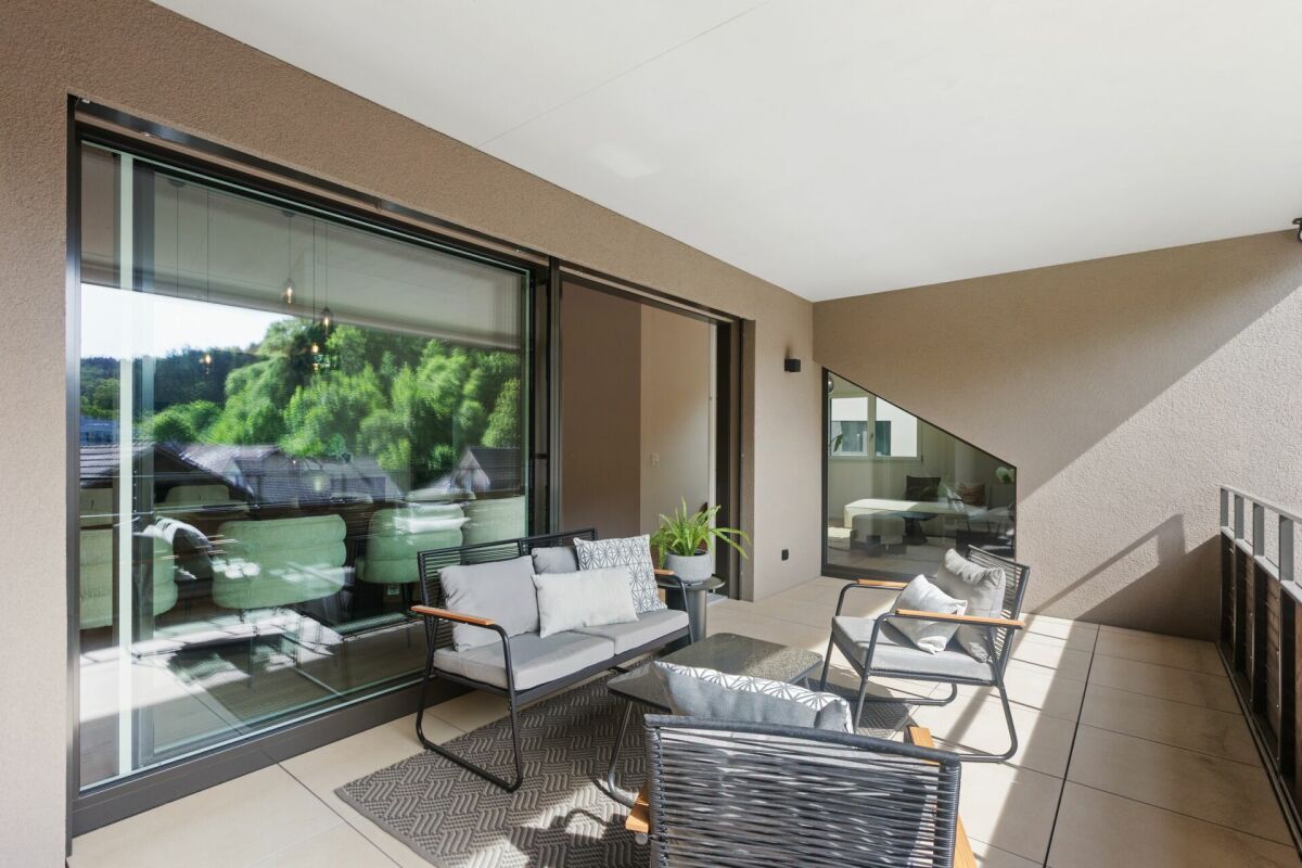 Moderne Terrasse mit Sitzgruppe