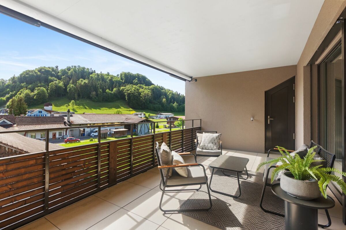 Überdachte Balkonterrasse mit Bergblick