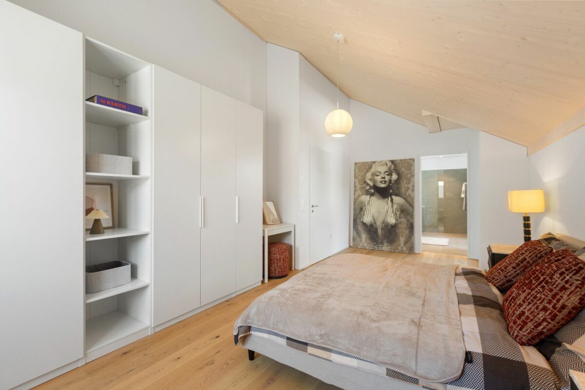 Helles Schlafzimmer mit Dachschräge und Einbauschrank