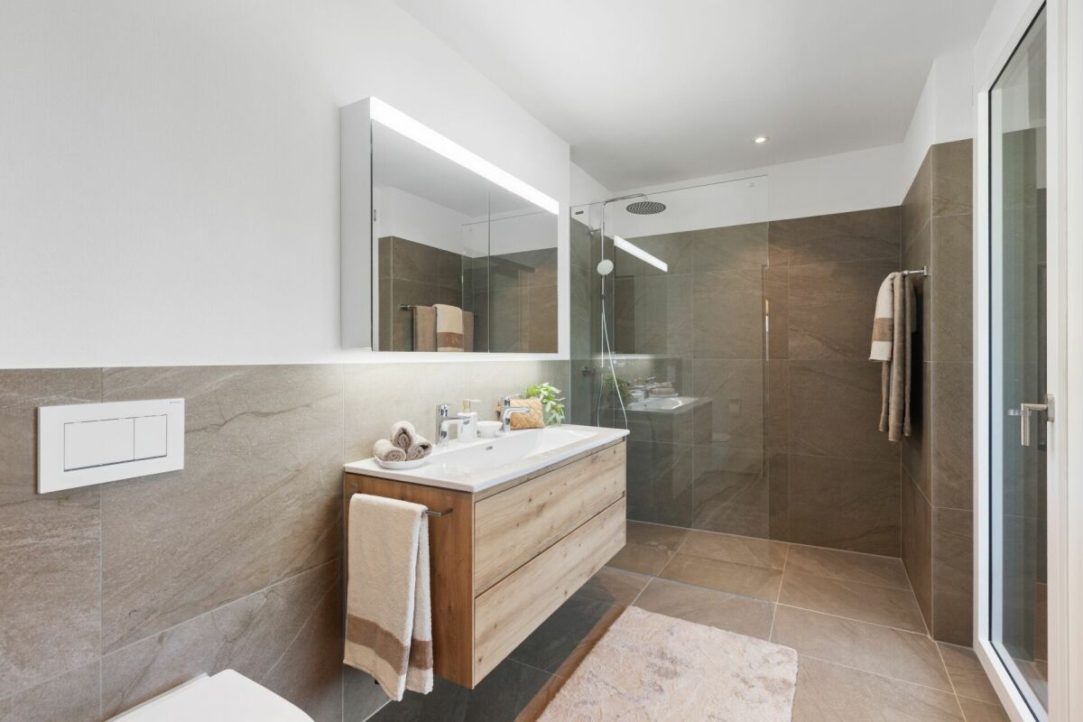 Modernes Badezimmer mit begehbarer Dusche und Waschtisch