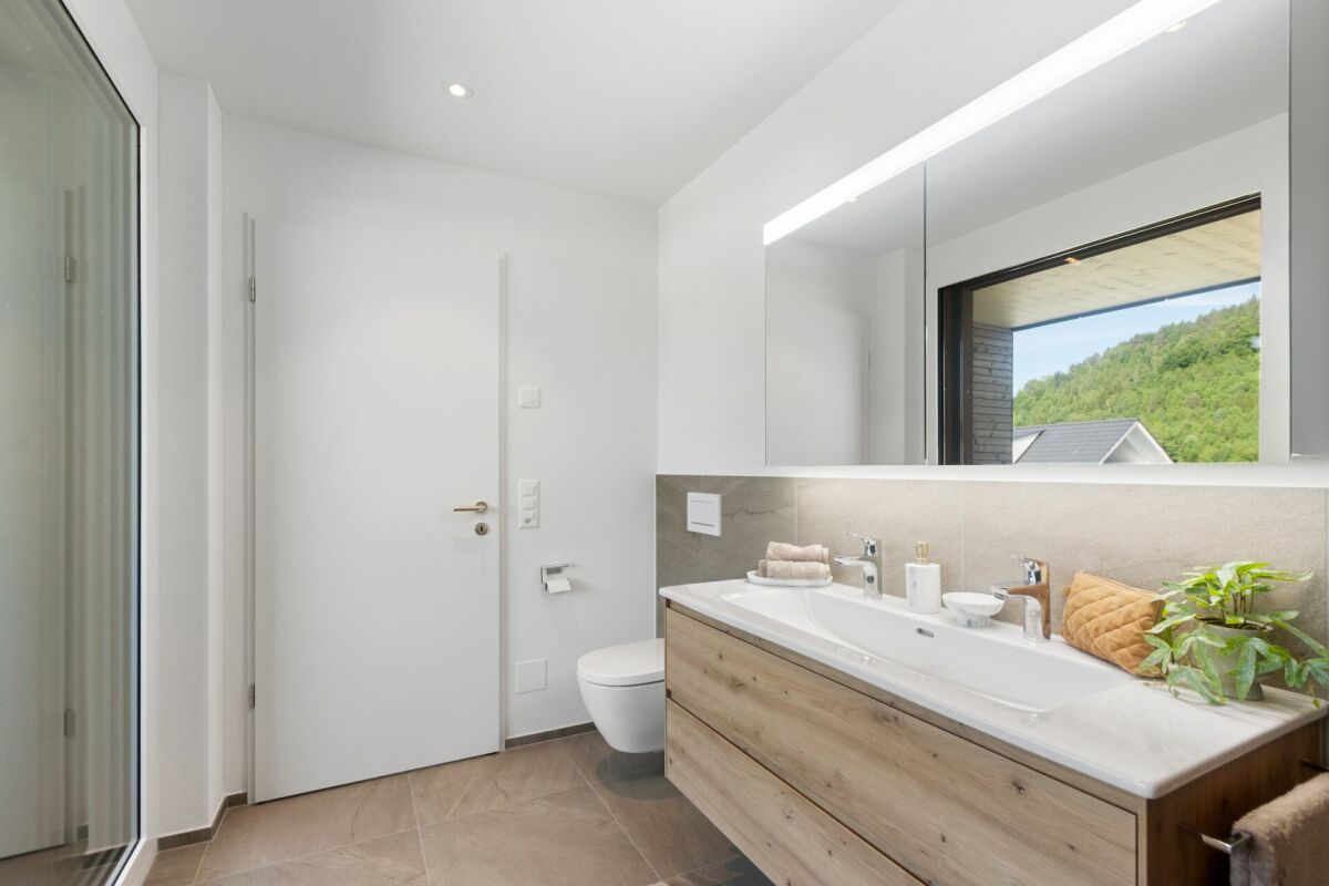 Modernes Badezimmer mit Waschtisch und Fensterblick