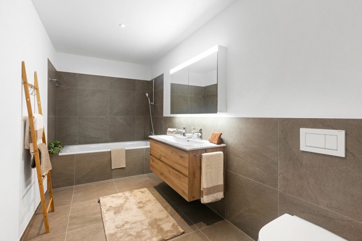 Modernes Badezimmer mit Badewanne und Waschtisch