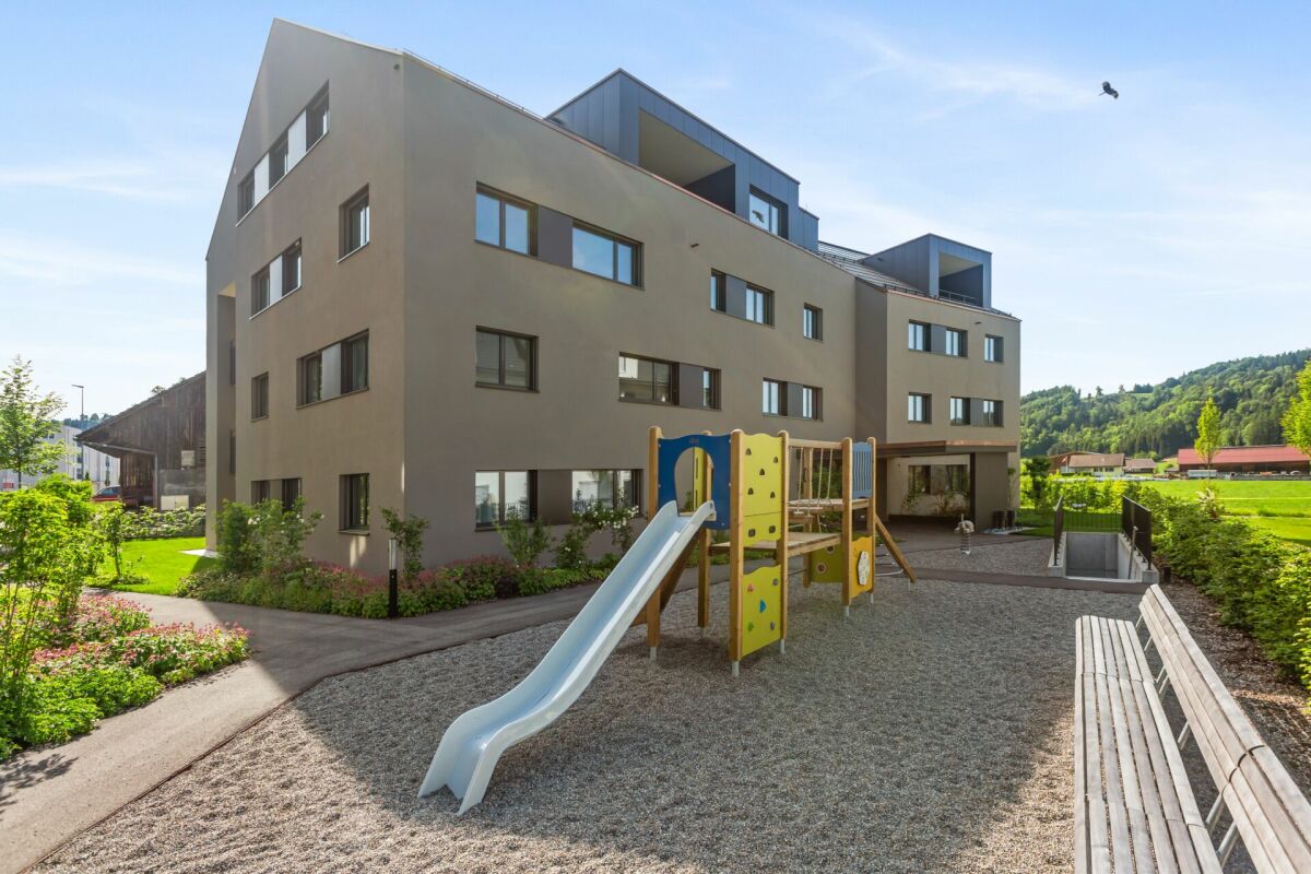 Moderne Wohnanlage mit Spielplatz im Innenhof
