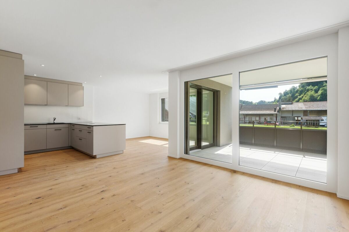 Offener Wohnbereich mit Küche und Balkon