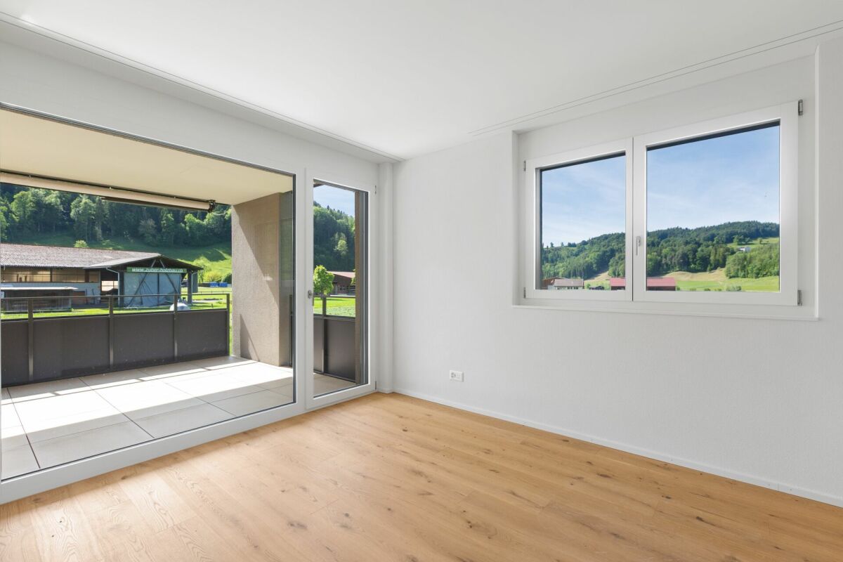 Heller Wohnraum mit Balkon und Bergblick