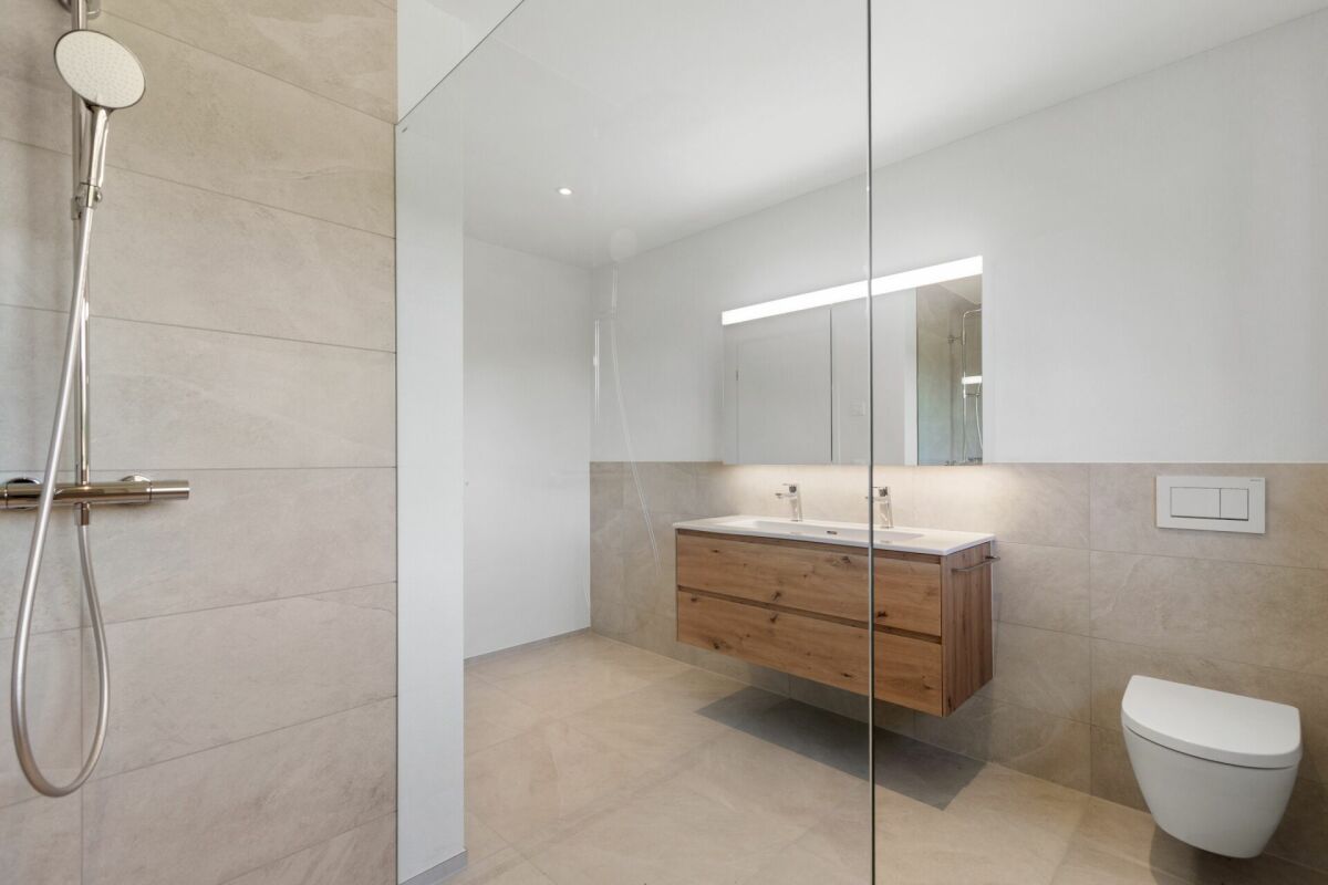 Modernes Badezimmer mit Walk-in-Dusche und Waschtisch