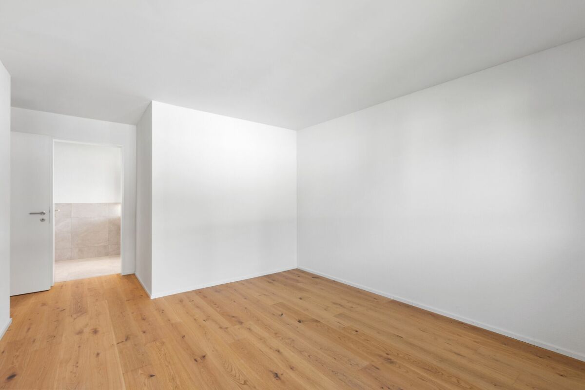 Leerer, frisch renovierter Wohnraum