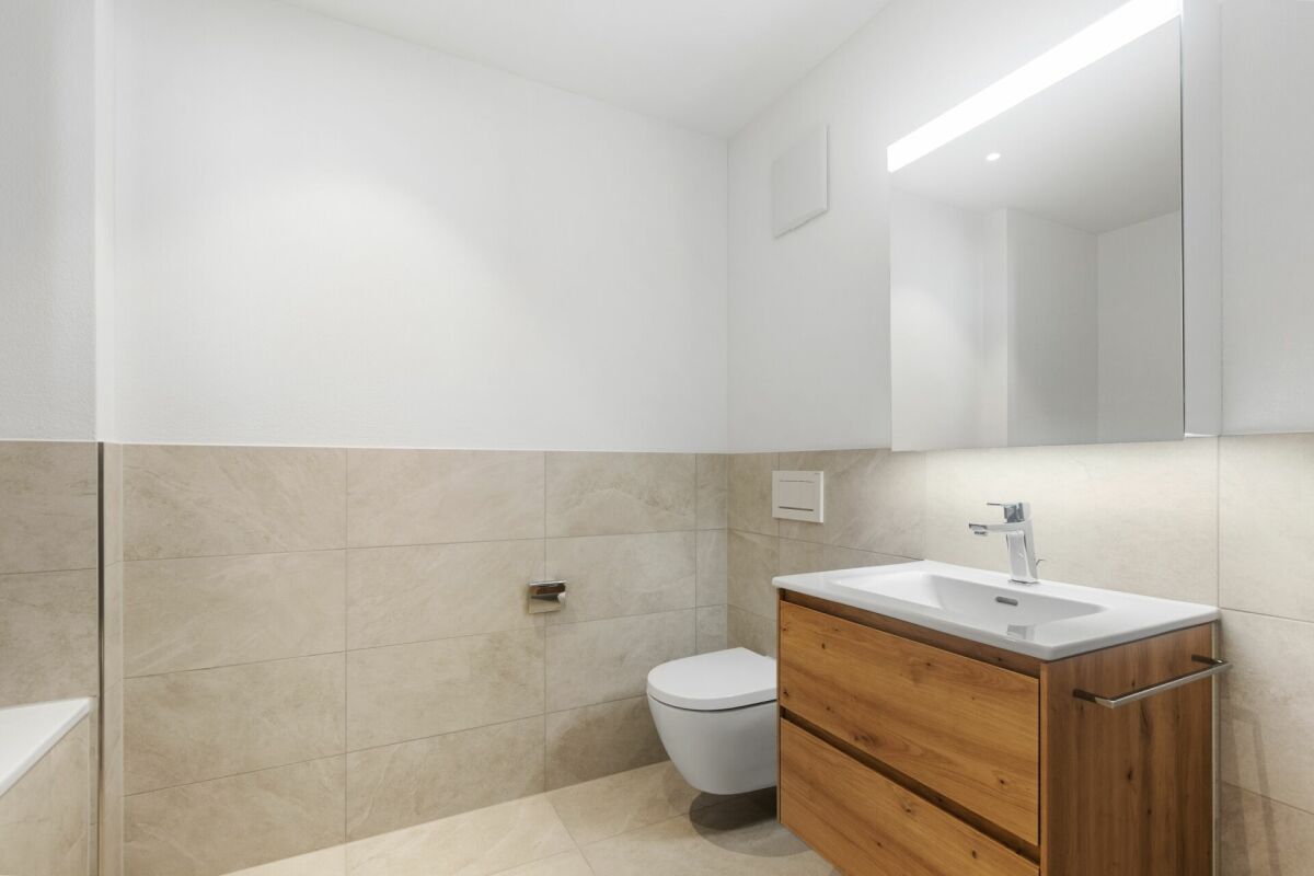 Modernes Gäste-WC mit Holzwaschtisch