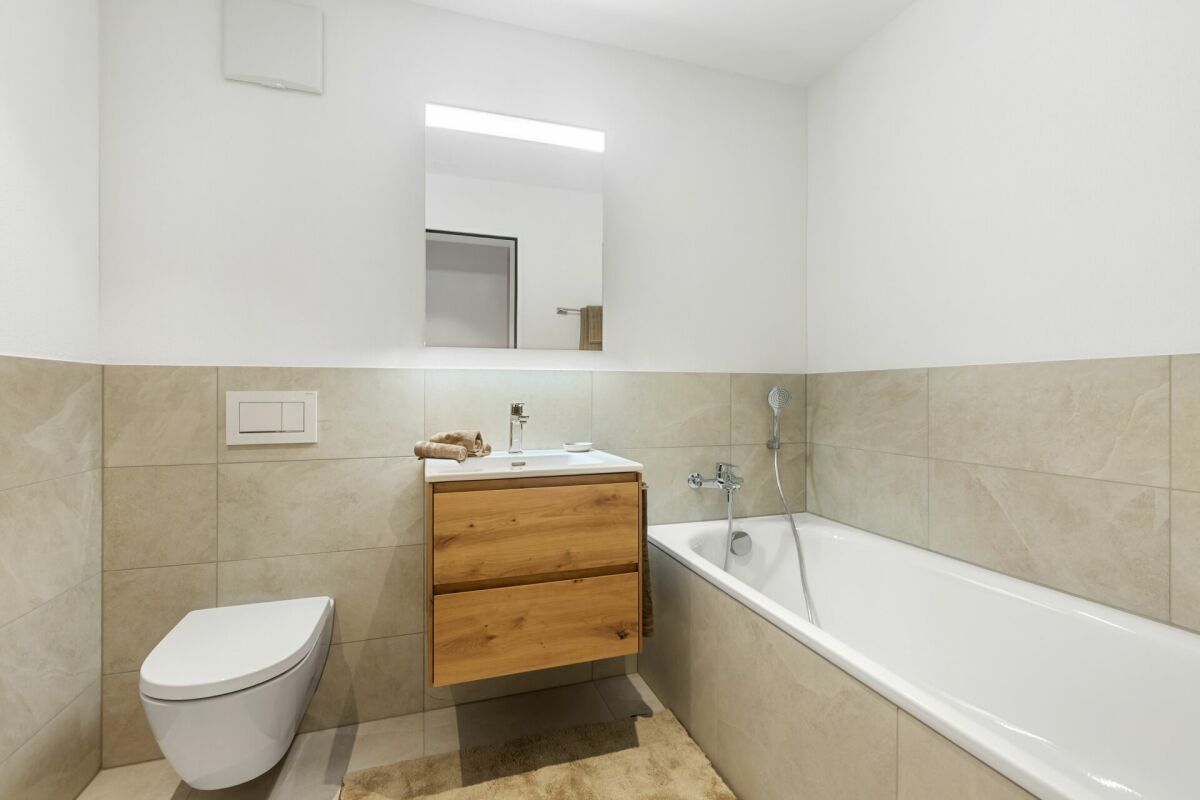 Modernes Badezimmer mit Badewanne und WC