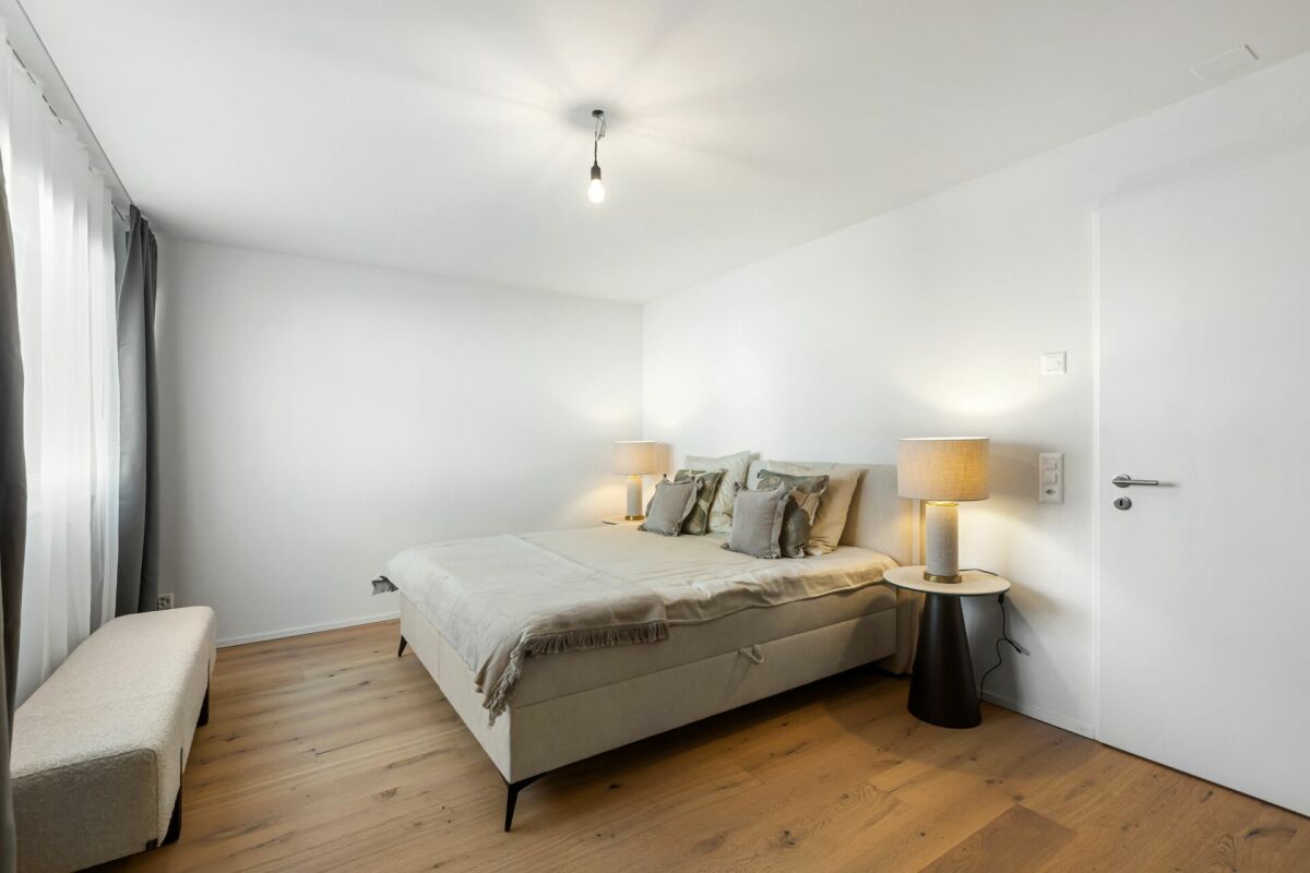 Helles Schlafzimmer mit minimalistischer Einrichtung
