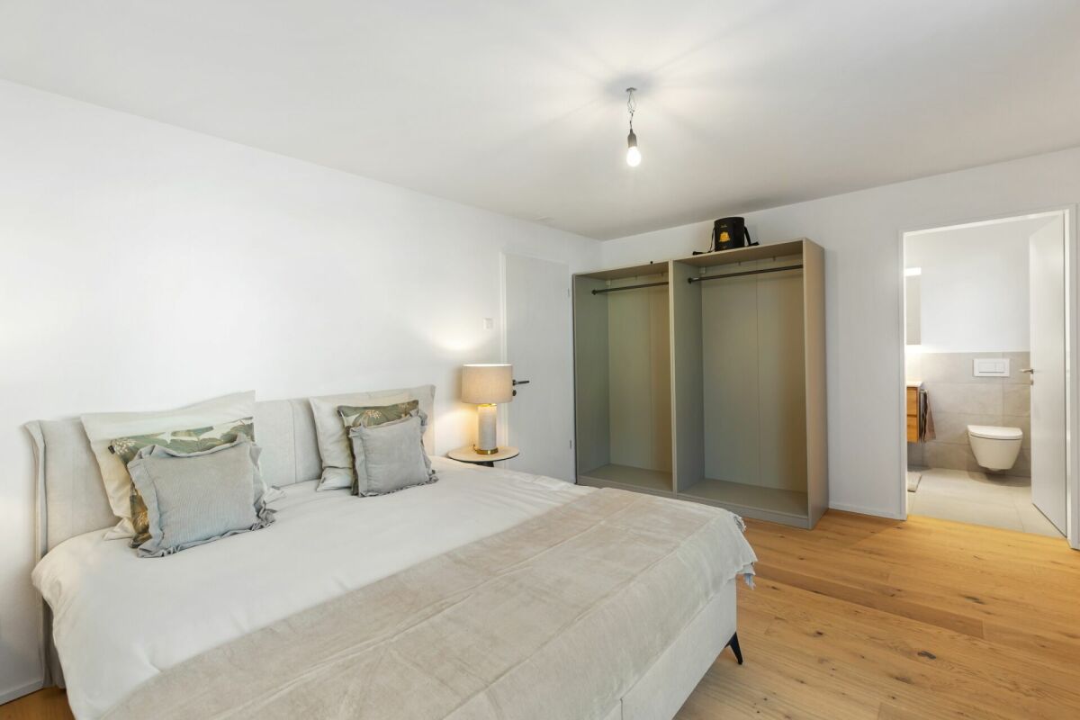 Schlafzimmer mit angrenzendem Bad